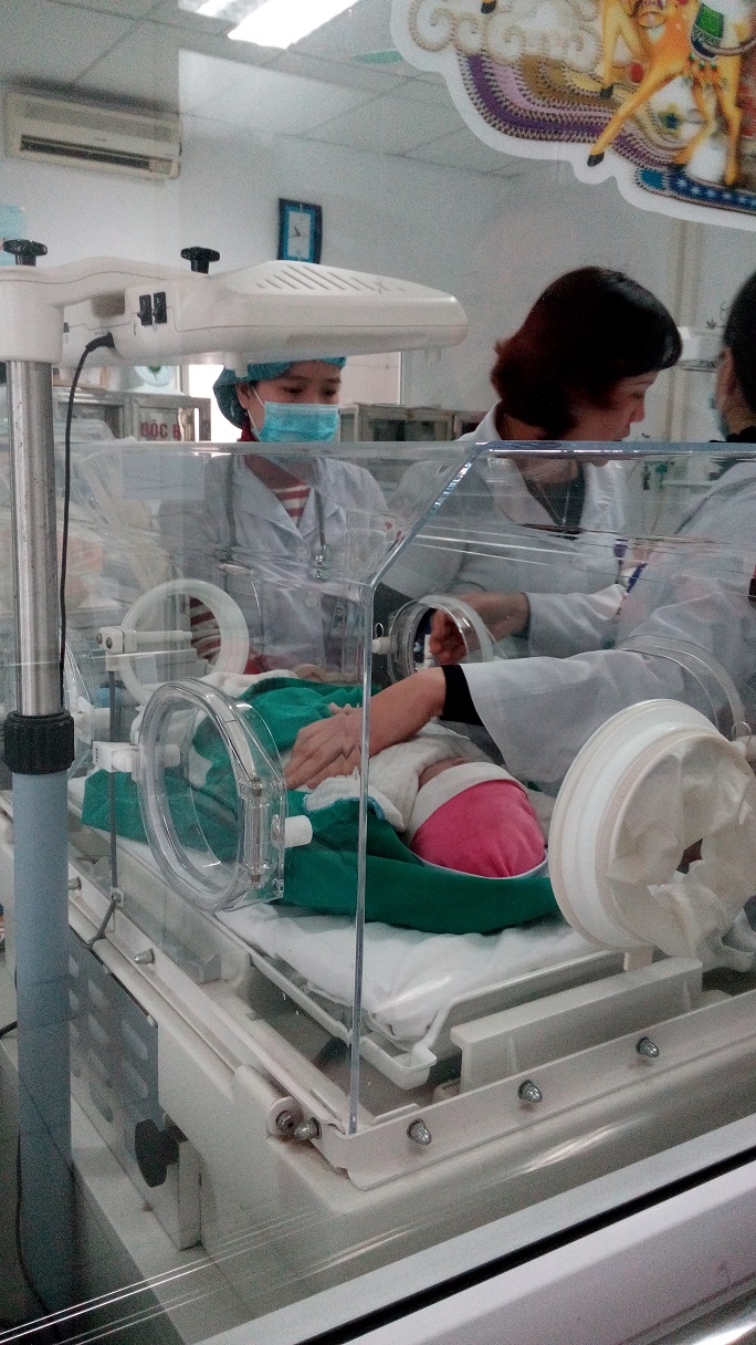 Cứu sống trẻ sơ sinh đẻ rơi giữa đồng