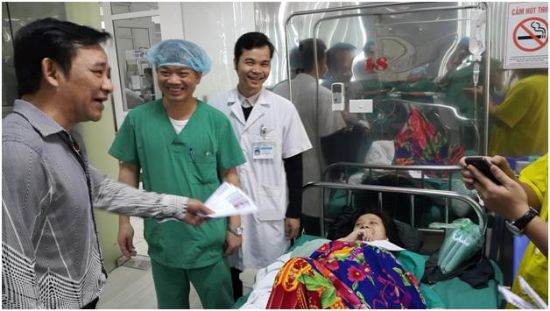 Chương trình từ thiện “Trao nụ cười” – Tặng quà cho bệnh nhân nghèo