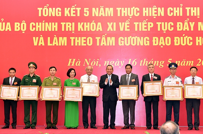 Bí thư Đảng bộ Hà Hữu Tùng nhận bằng khen của Thủ tướng Chính phủ 