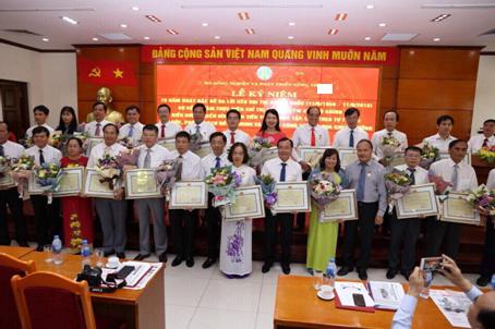Khen thưởng những cá nhân, tổ chức có thành tích suất sắc trong việc học tập và làm theo tư tưởng, đạo đức, phong cách Hồ Chí Minh giai đoạn 2016 – 2018