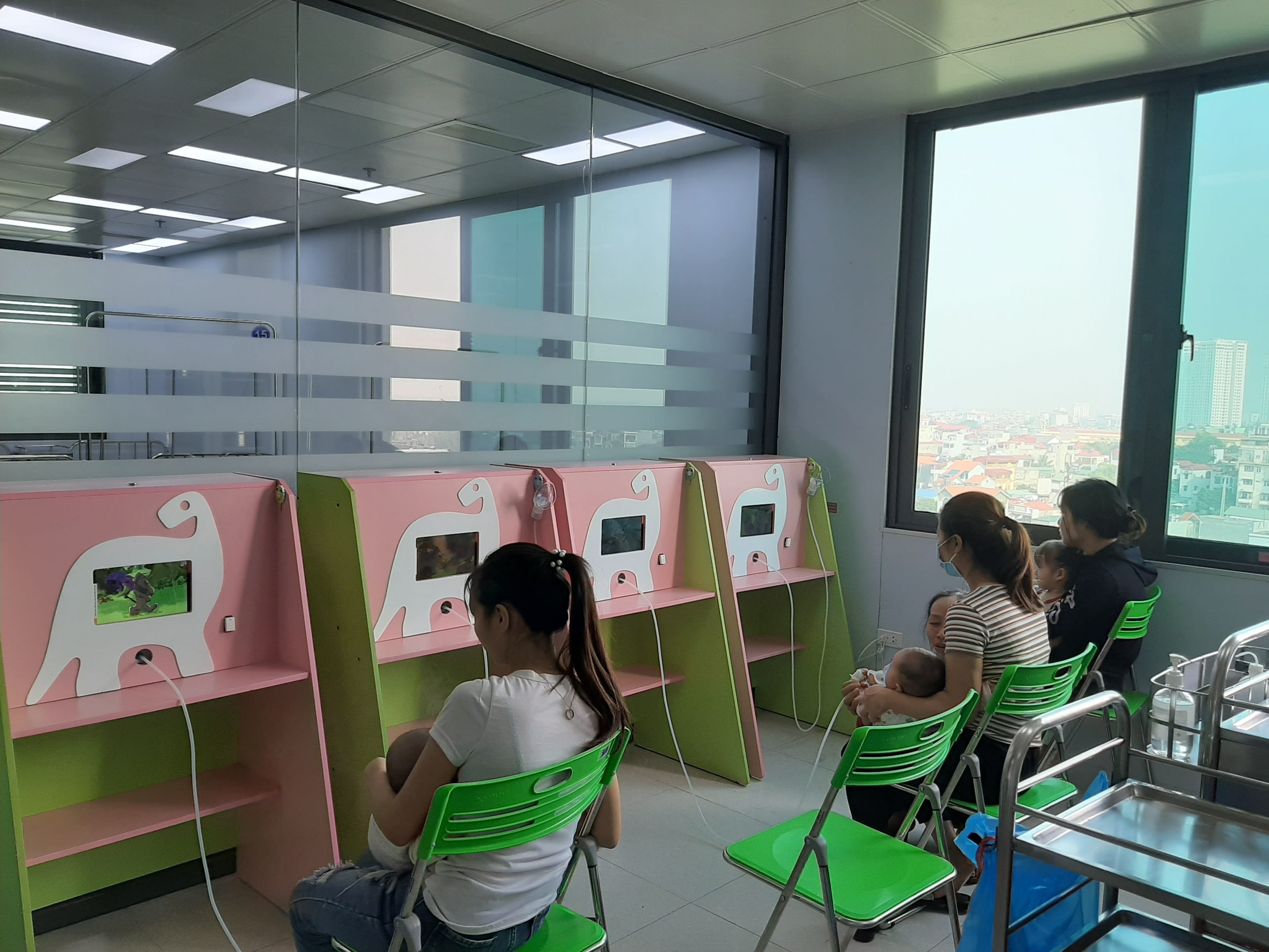 Trao tặng máy khí dung thông minh đến Khoa Nhi – Bệnh viện Đa khoa Nông nghiệp