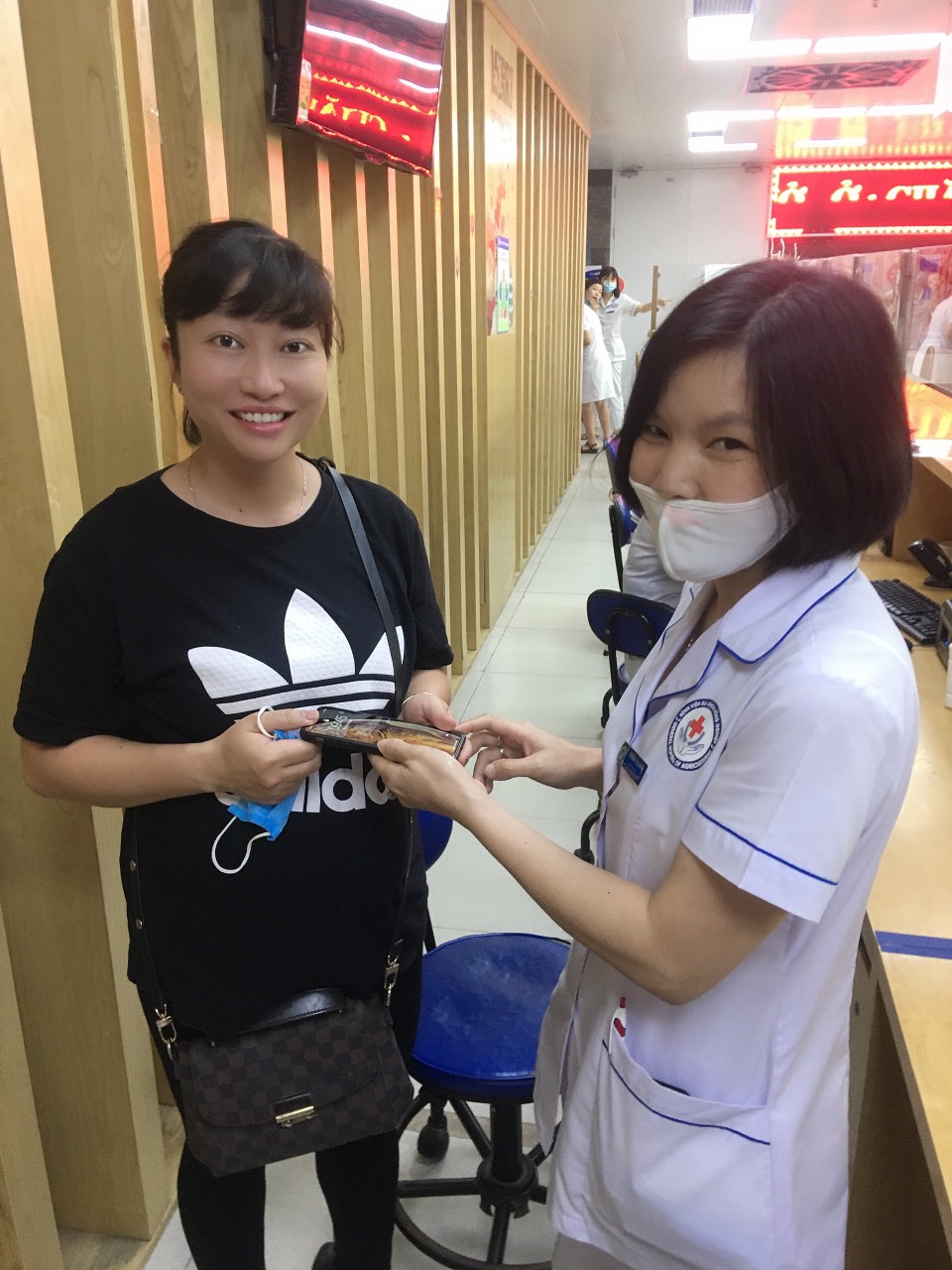 “Gương người tốt việc tốt” nhân viên y tế nhặt được điện thoại trả lại cho người bệnh