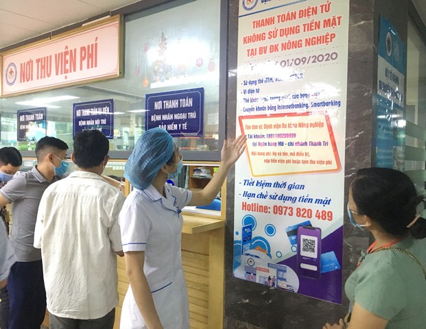 Bệnh viện đẩy mạnh thanh toán viện phí không dùng tiền mặt trong dịch COVID-19
