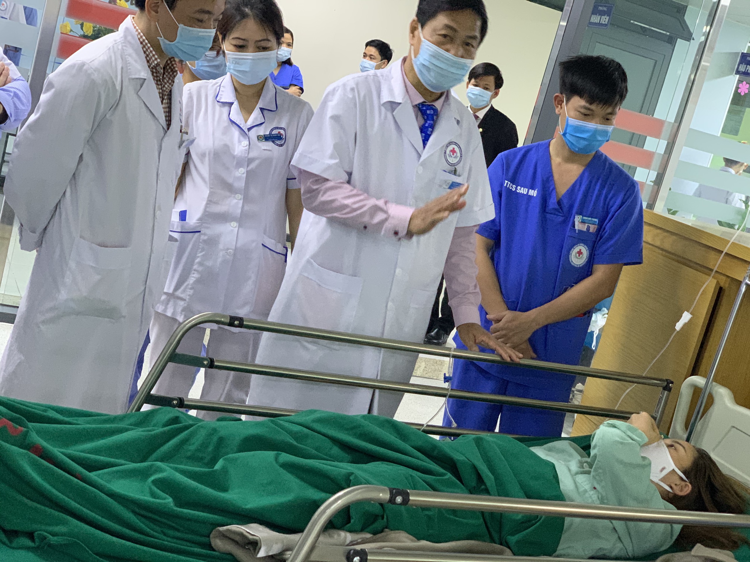 Khai xuân đầu năm: Giám đốc bệnh viện đi thăm hỏi và động viên người bệnh