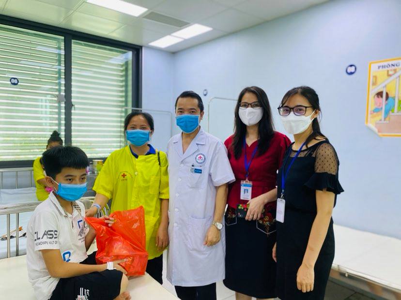TẶNG QUÀ CÁC CHÁU NHÂN NGÀY QUỐC TẾ THIẾU NHI