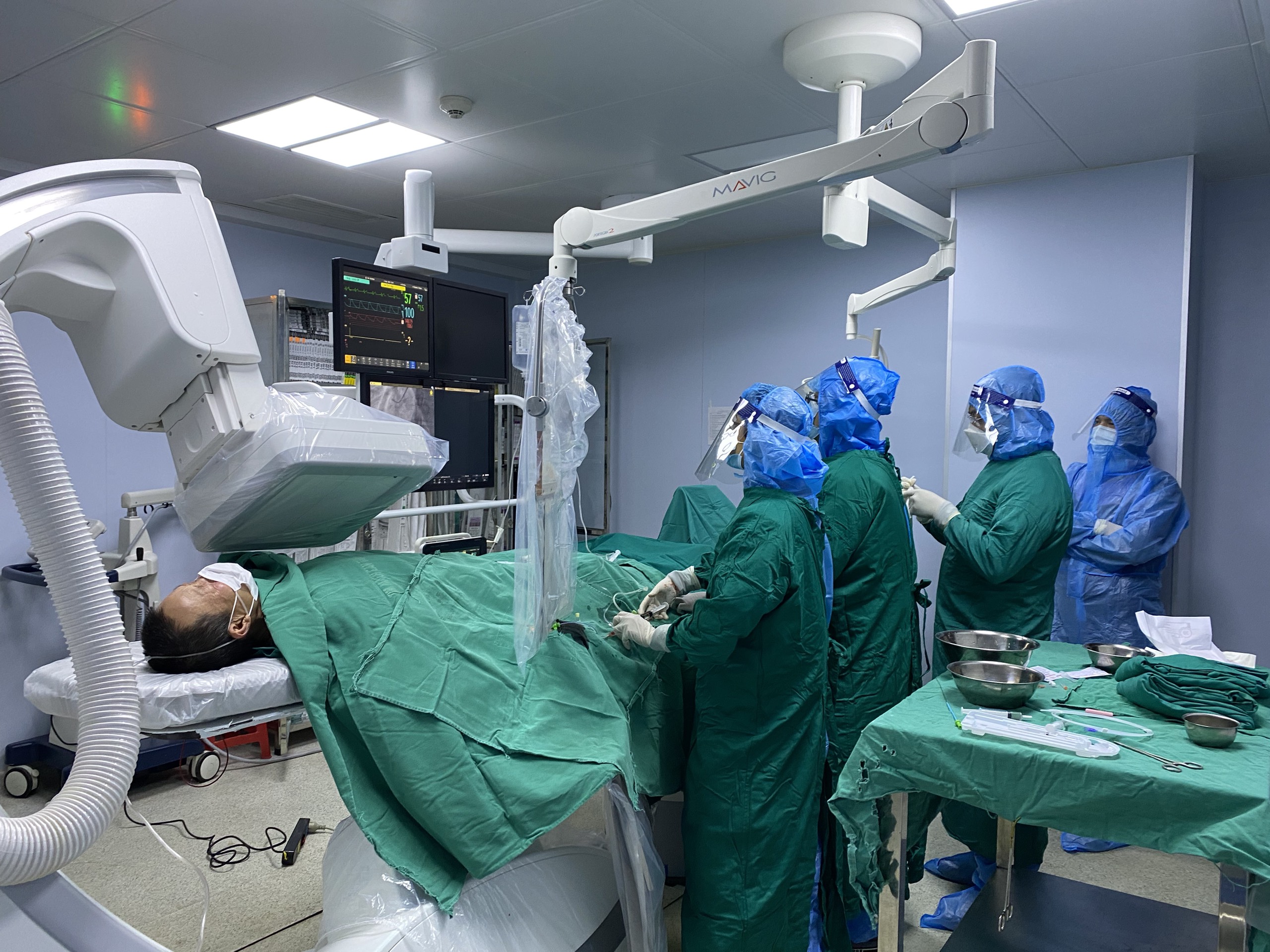 Vào viện khám vì đau ngực thì phát hiện nhiễm Covid-19 và nhồi máu cơ tim