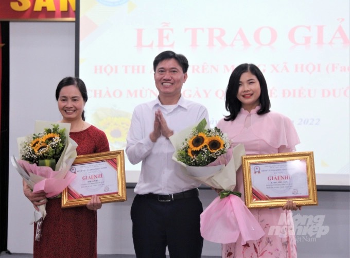 Trao giải cuộc thi ảnh trên mạng xã hội với chủ đề “ Bệnh viện An toàn- Xanh- Sạch- Đẹp”