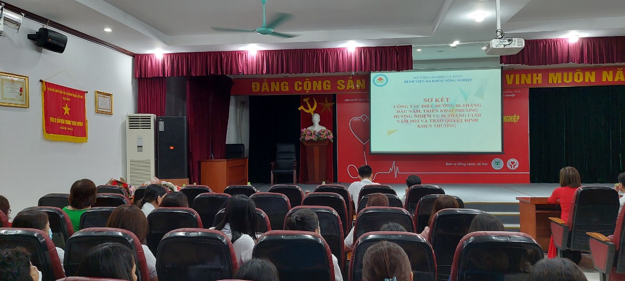 Sơ kết công tác điều dưỡng 06 tháng đầu năm, phương hướng 06 tháng cuối năm và trao Quyết định khen thưởng