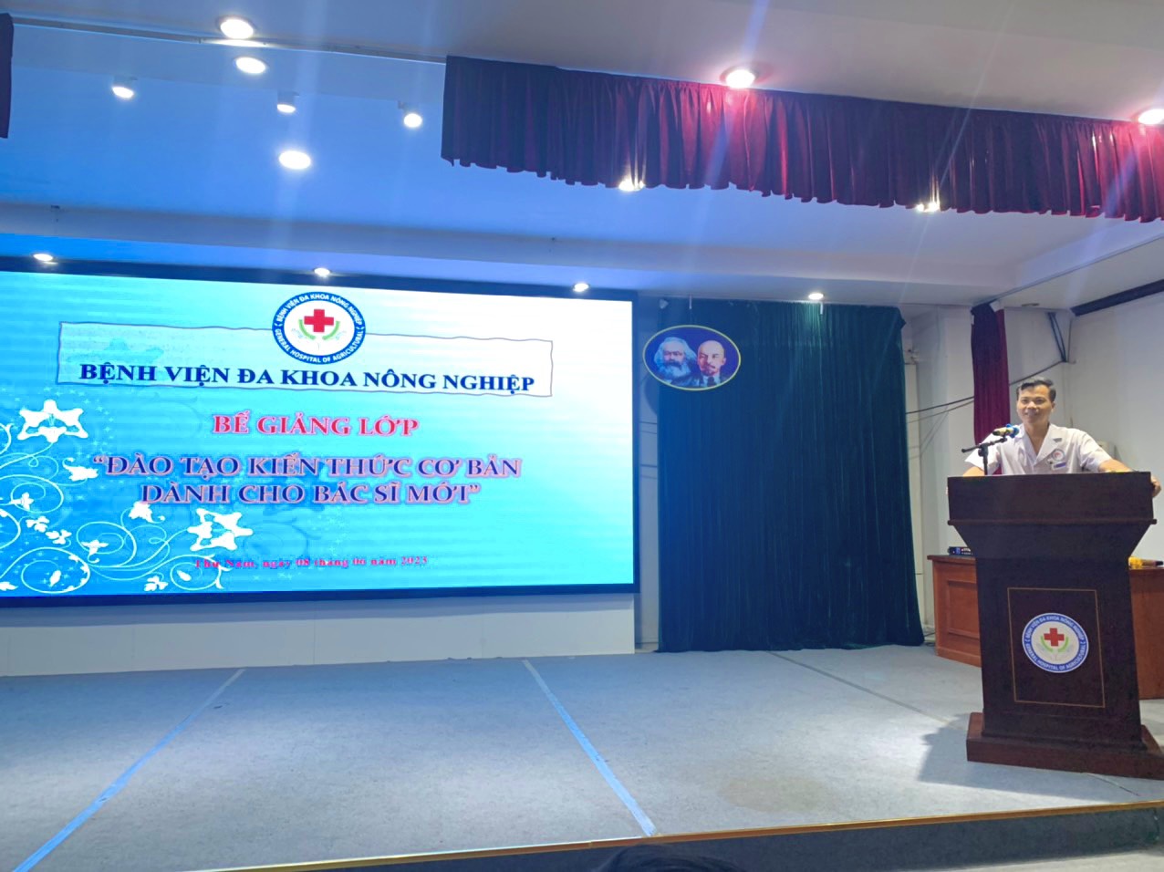 Bế giảng, trao chứng nhận lớp đào tạo “Kiến Thức Cơ Bản Dành Cho Bác Sĩ Mới”