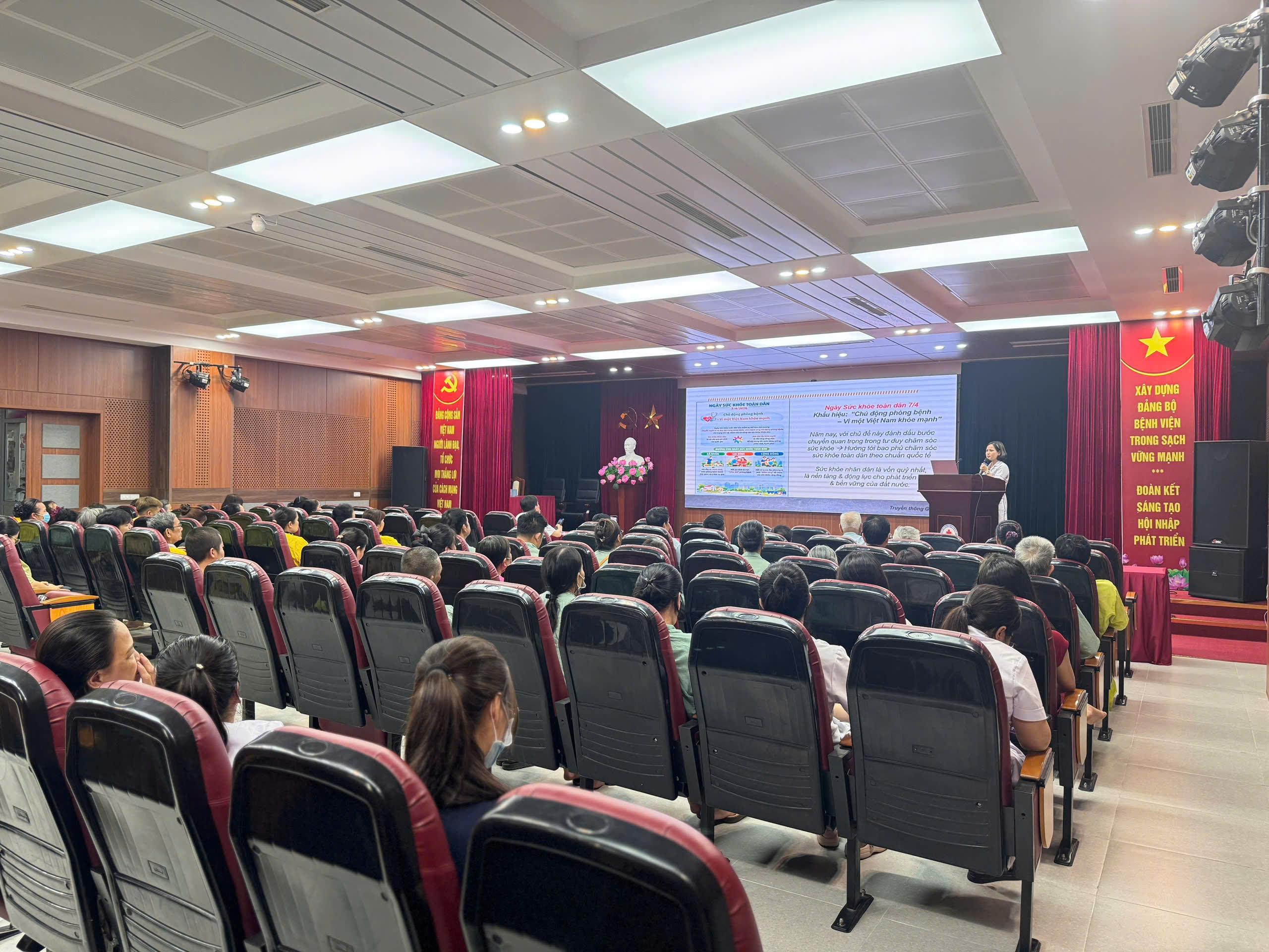 HỌP HỘI ĐỒNG NGƯỜI BỆNH CẤP VIỆN: GHI NHẬN NHIỀU Ý KIẾN TÂM HUYẾT NHẰM NÂNG CAO CHẤT LƯỢNG CHĂM SÓC NGƯỜI BỆNH